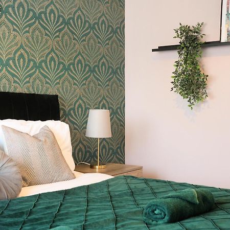 Cosy Corner In Aylesbury Near Stoke Mandeville Hospital & Town Centre With Private Parking Exterior foto