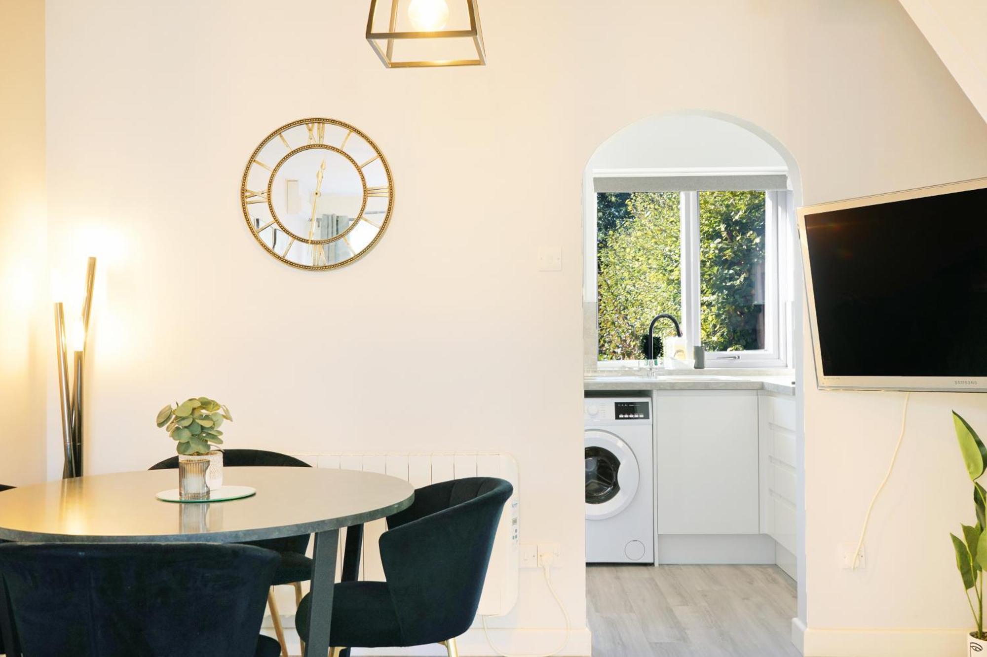 Cosy Corner In Aylesbury Near Stoke Mandeville Hospital & Town Centre With Private Parking Exterior foto