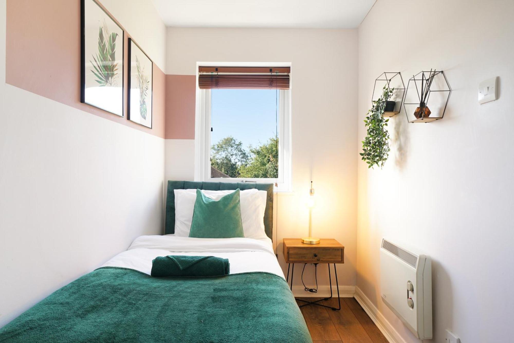 Cosy Corner In Aylesbury Near Stoke Mandeville Hospital & Town Centre With Private Parking Exterior foto