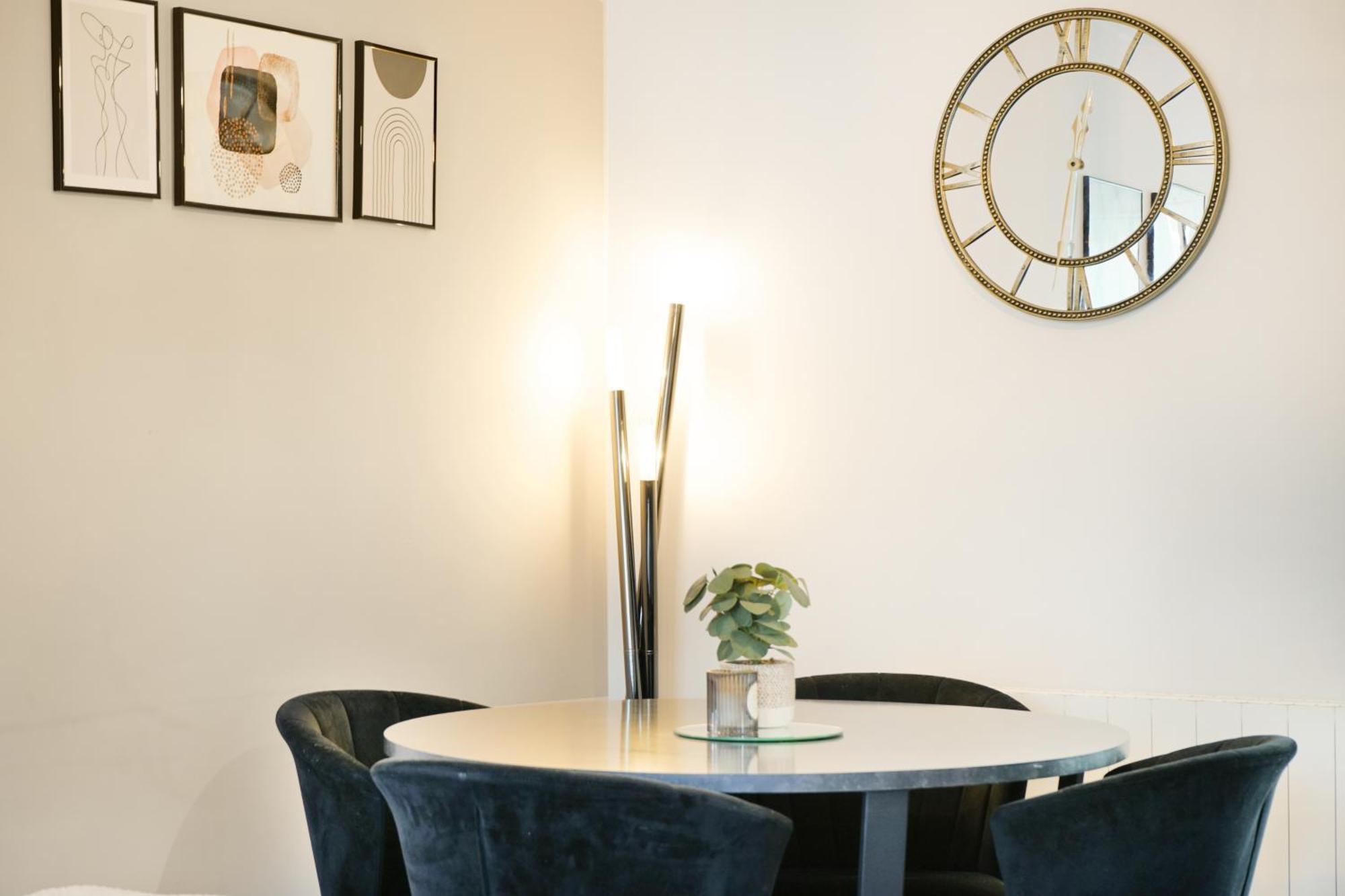 Cosy Corner In Aylesbury Near Stoke Mandeville Hospital & Town Centre With Private Parking Exterior foto