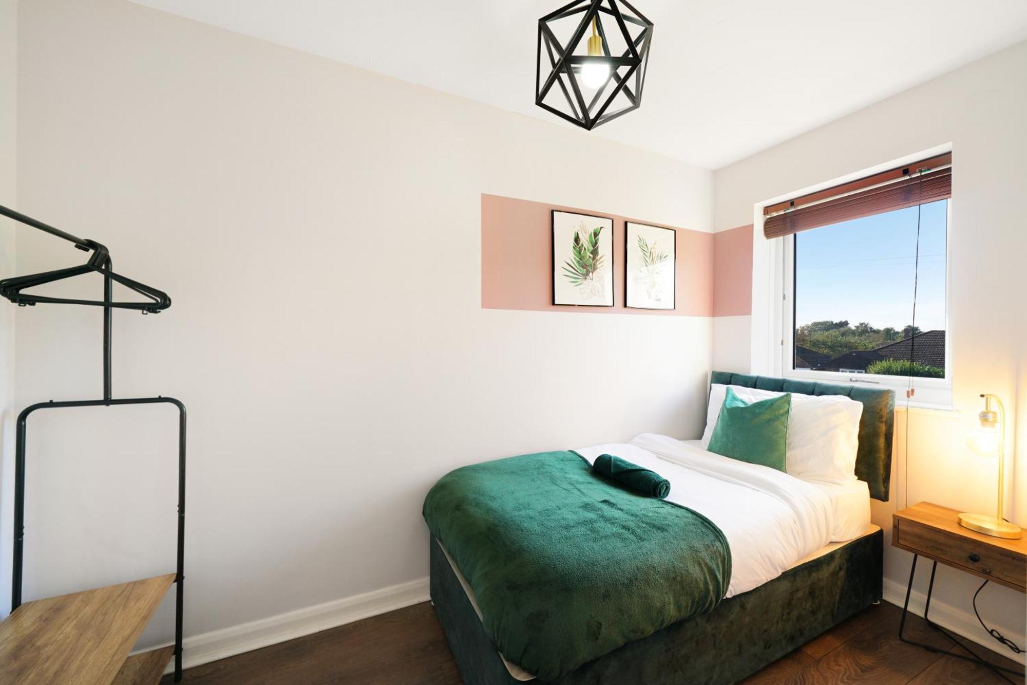 Cosy Corner In Aylesbury Near Stoke Mandeville Hospital & Town Centre With Private Parking Exterior foto