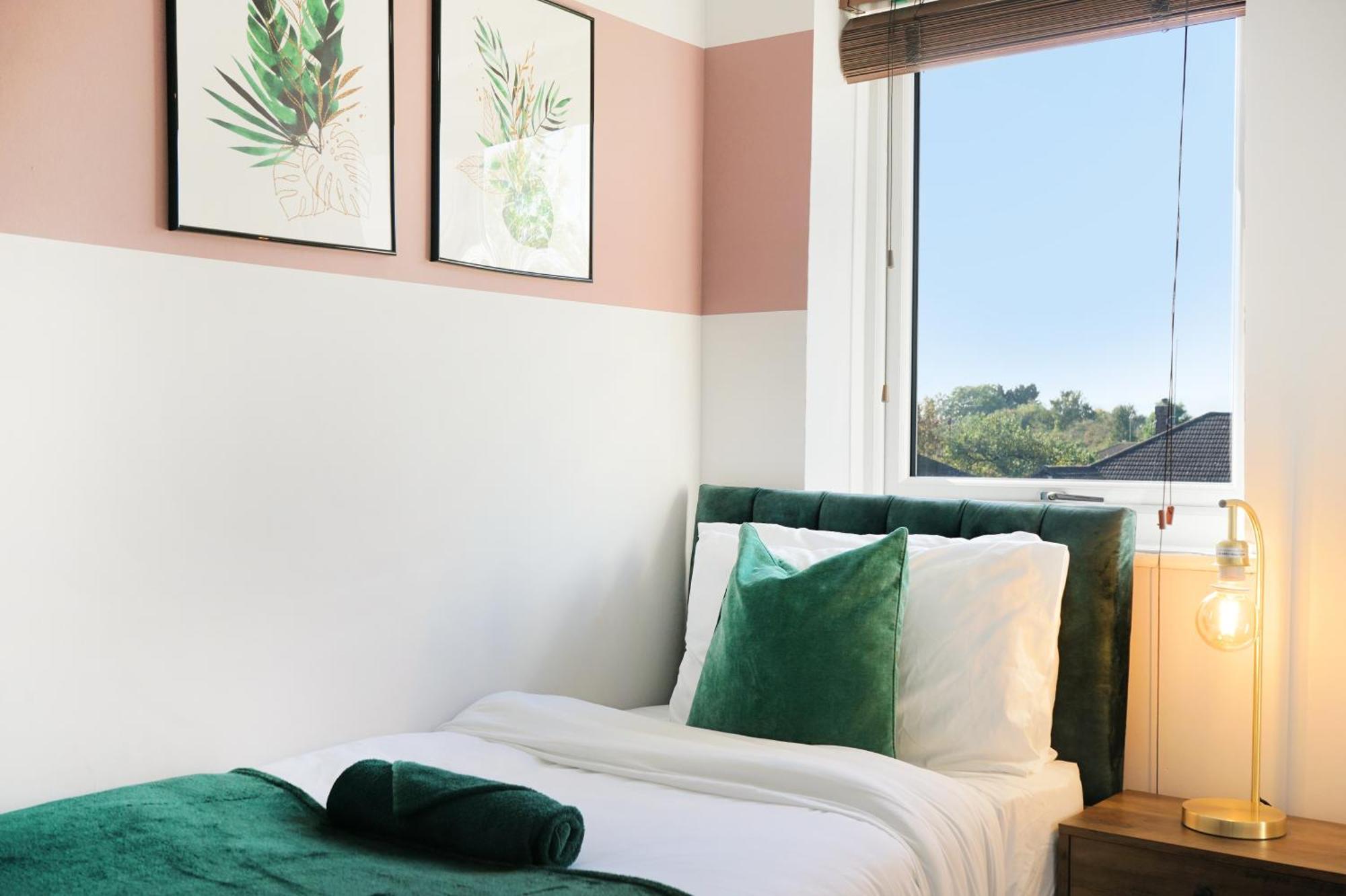 Cosy Corner In Aylesbury Near Stoke Mandeville Hospital & Town Centre With Private Parking Exterior foto